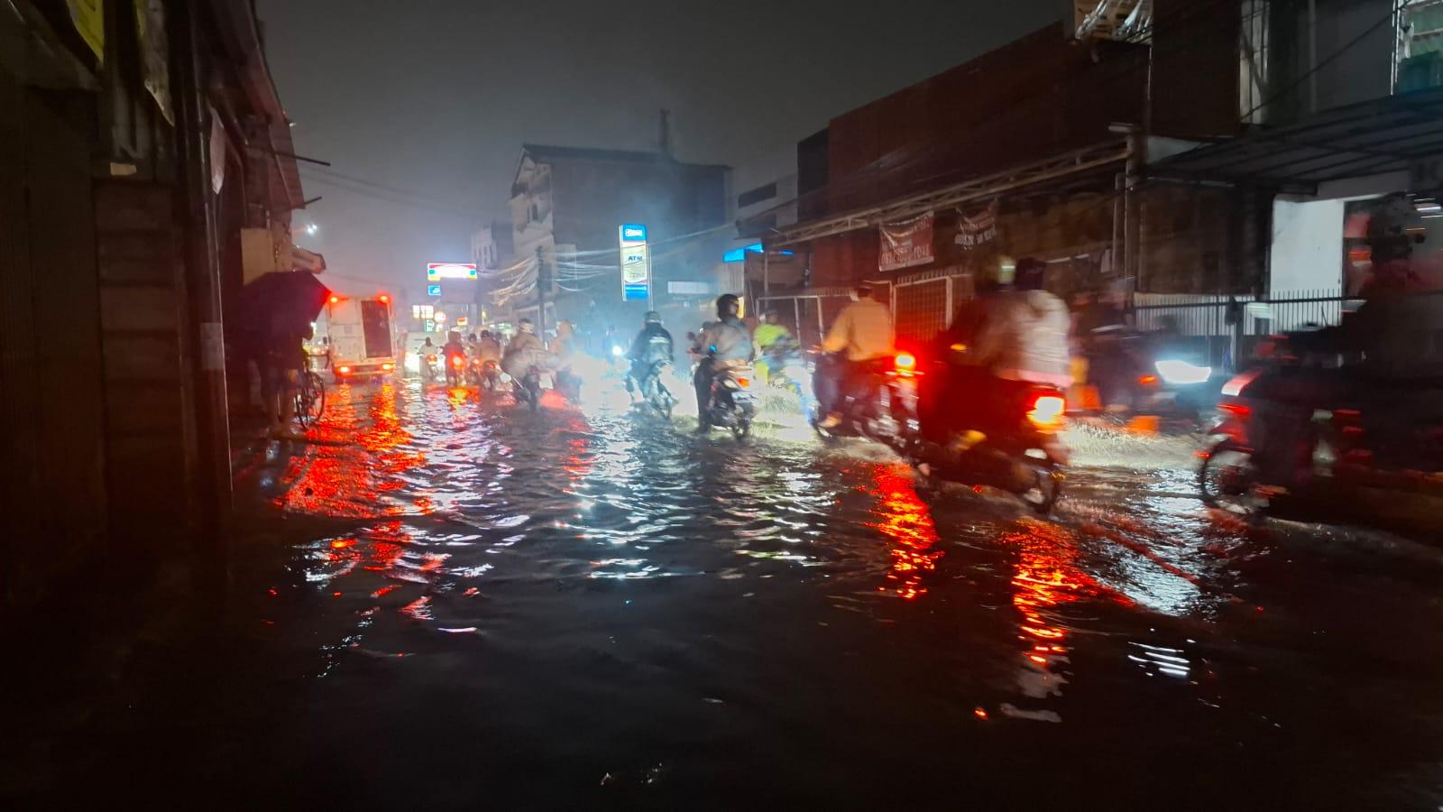 Muak Janji Palsu, Warga Kopo Anggap Banjir Keluarga Sendiri