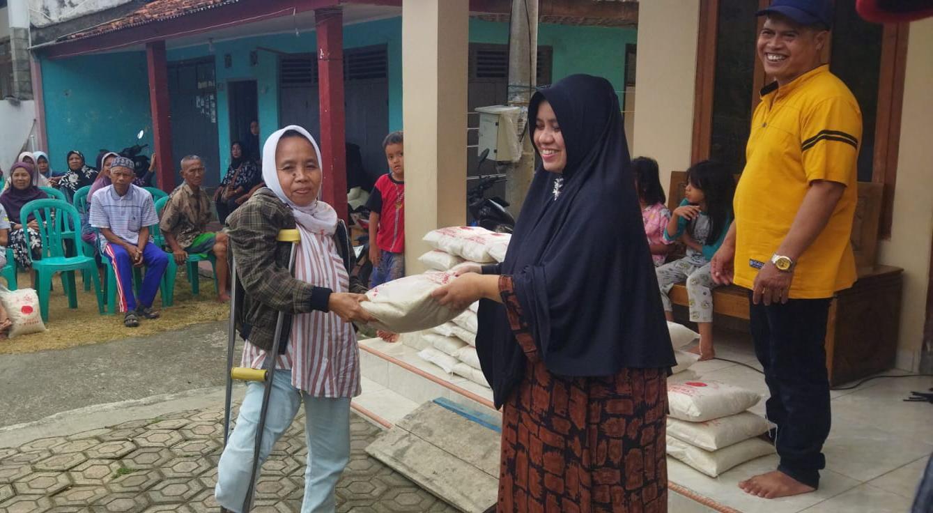 Dermawan Misterius Bantu Lansia Pangandaran Lewati Kemarau