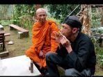 Warga-Kuningan-mengenalkan-karinding-di-depan-seorang-biksu-Jumat-1952023.jpg