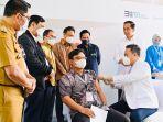 foto-2-presiden-joko-widodo-meninjau-langsung-penyuntikan-perdana-vaksin-buatan-bio-farma.jpg