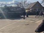 seorang-warga-ukraina-nekat-menghentikan-konvoi-tank-militer-rusia-capture-video-daily-mail.jpg