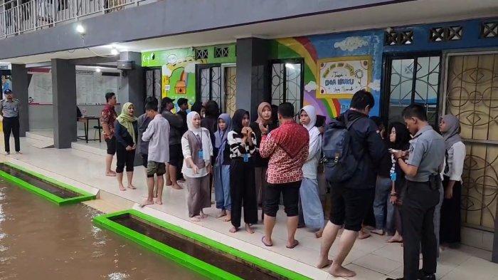Kelompok kerja Jurnalis Jakarta Utara bersama 28 pelajar SMA/SMK se-Jakarta Utara yang merupakan peserta JJU Mengajar menyambangi lapas anak Lembaga Pembinaan Khusus Anak (LPKA) Kelas II Jakarta di bilangan Jakarta Selatan. (1)