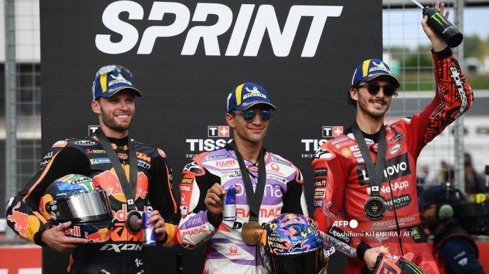 Jorge Martin dari Spanyol (tengah) berfoto dengan Brad Binder (kiri) dan Francesco Bagnaia (kanan) di podium mengikuti lomba lari sprint Grand Prix Jepang MotoGP di Mobility Resort Motegi, prefektur Tochigi pada 30 September 2023.