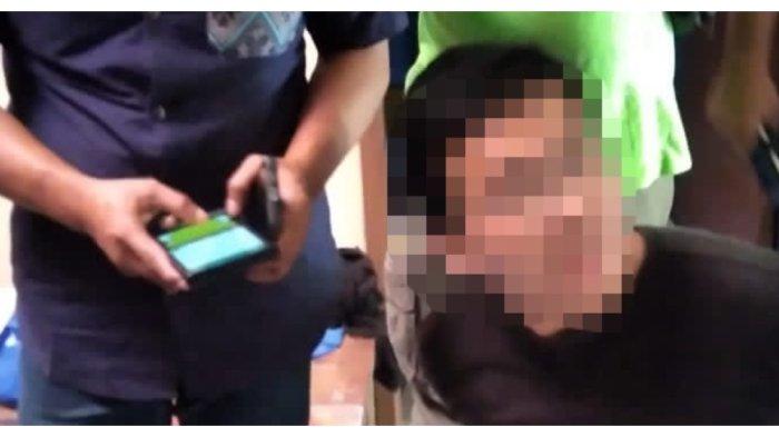 ABB, mahasiswa UI yang membunuh juniornya saat diamankan polisi, Jumat (4/8/2023).
