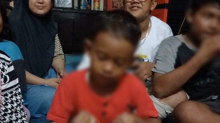 AJ (6), bocah berusia enam tahun di Kelapa Gading yang diduga mengalami fenomena parafimosis