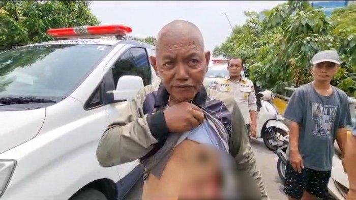 AK (53), petugas Satpol PP yang menjadi korban luka kecelakaan maut di flyover Jalan Yos Sudarso, Tanjung Priok, Jakarta Utara, Jumat (24/11/2023).