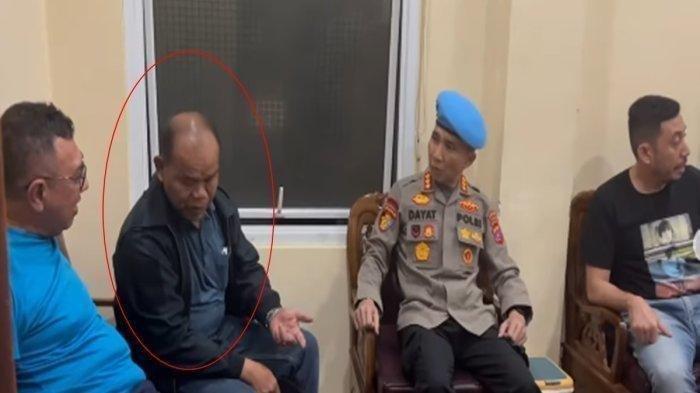 AKP Dadang Iskandar, Kabag Ops Polres Solok Selatan, tampak tidak diborgol dan merokok saat diperiksa di Kantor Polda Sumatera Barat (Sumbar), Jumat (22/11/2024).