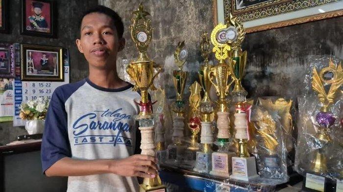 ANAK PENJUAL ES MASUK ITB - Kisah Avan Ferdiansyah Hilmi, anak penjual es keliling asal Ponorogo, Jawa Timur, yang lolos masuk Institut Teknologi Bandung (ITB), viral di media sosial.