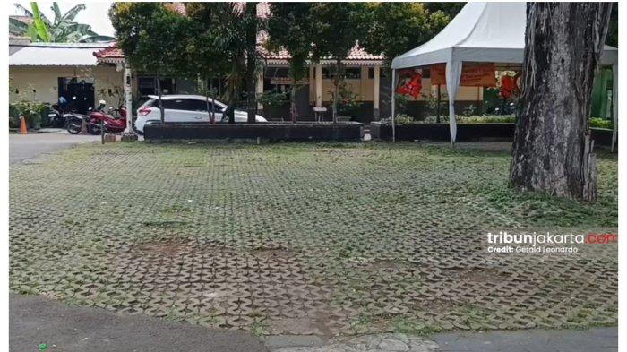 ASN NAIK ANGKOT, PARKIRAN SEPI - Suasana parkiran kendaraan yang sepi di Kantor Kecamatan Cilincing, Jakarta Utara, di hari pertama berlakunya kebijakan yang mewajibkan Aparatur Sipil Negara dan pegawai pemerintahan di lingkungan Provinsi DKI Jakarta harus naik angkutan umum setiap hari Rabu, Rabu (30/4/2025). (TRIBUNJAKARTA.COM/GERALD LEONARDO AGUSTINO).