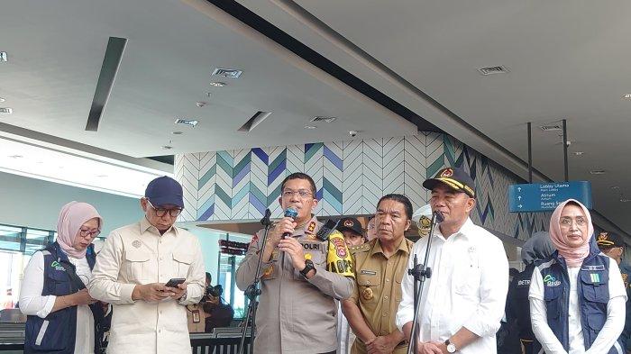 Kapolda Banten, Irjen Pol Abdul Karim bersama Menko PMK, Muhadjir Effendy saat konferensi pers di Dermaga Eksekutif Merak, Cilegon, Banten, Minggu (7/4/2024)