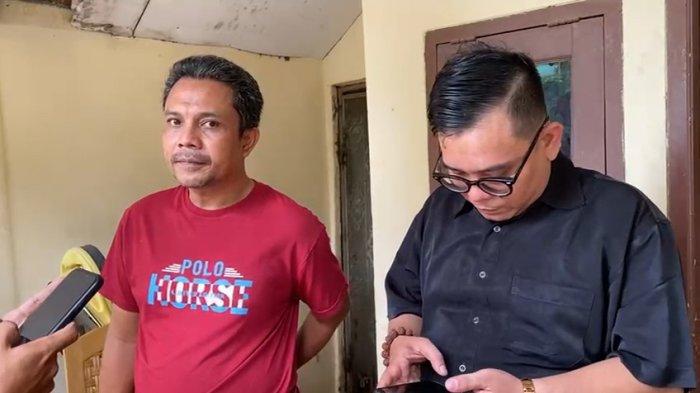 Adhel Setiawan (kiri) bersama kuasa hukumnya saat dijumpai di kediamannya di Babelan, Kabupaten Bekasi, Senin (12/6/2025).