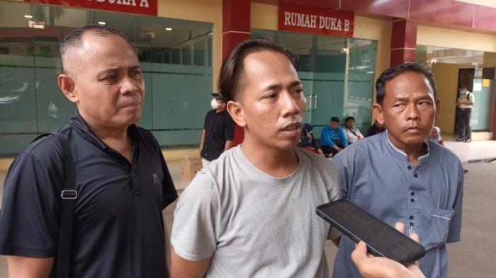Adik Partiah, Turyono (tengah) saat memberi keterangan di RS Polri Kramat Jati, Jakarta Timur, Minggu (4/2/2024). TRIBUNJAKARTA.COM/BIMA PUTRA