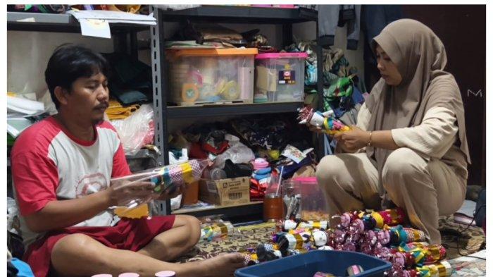 Agus Sobirin dan Fitri Yanita sedang memproduksi ondel-ondel mini di kediamannya di Johar Baru, Jakarta Pusat.
