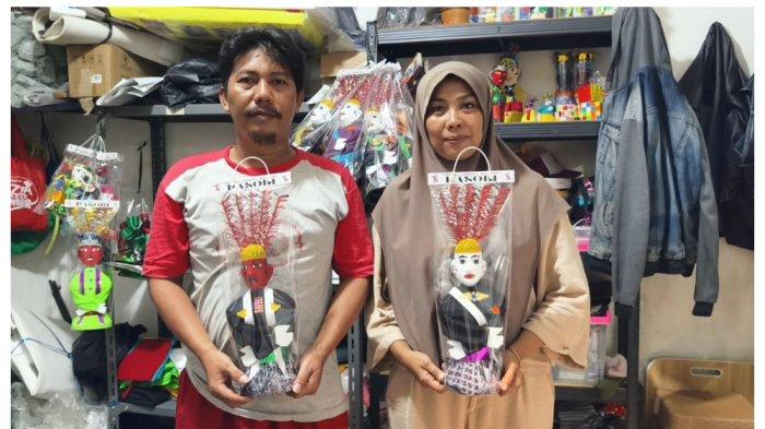 Agus Sobirin dan Fitri Yanita sedang memproduksi ondel-ondel mini di kediamannya di Johar Baru, Jakarta Pusat. Rumah sederhana dekat TPU Johar Baru jadi tempat pasutri Agus Sobirin (44) dan Fitri Yanita (40) untuk meproduksi ondel-ondel Betawi.