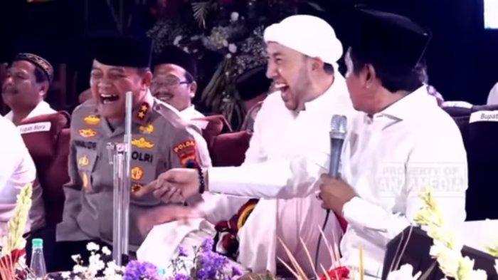 Kapolda Jateng Irjen Pol Ahmad Luthfi dibuat terpingkal dengan gojlokan KH Anwar Zahid soal hisab di sebuah majelis.