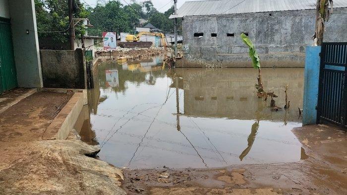 Akses jalan penghubung Kampung Bulak Barat, Cipayung dengan Pasir Putih, Sawangan terputus akibat banjir, Senin (29/4/2024).