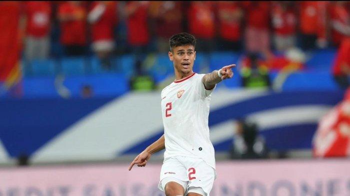 Aksi bek Timnas Indonesia, Mees Hilgers berlaga di lapangan.