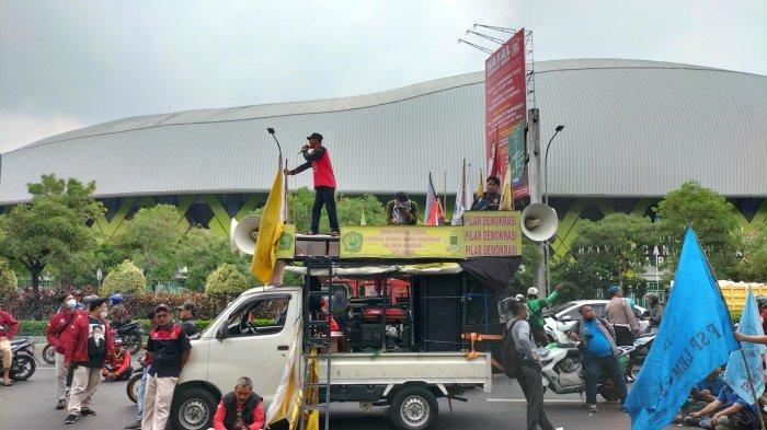 Aksi buruh geruduk Kantor Dinas Tenaga Kerja Kota Bekasi di Jalan Jenderal Ahmad Yani, Bekasi Selatan, menuntut kenaikan UMK 2024, Kamis (23/11/2023).