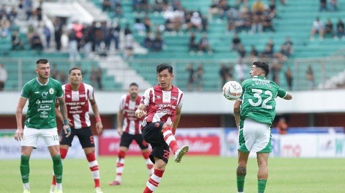 Aksi gelandang Persis Solo, Sutanto Tan pada pertandingan pekan kedua Liga 1 2023/2024 antara PSS Sleman vs Persis Solo di Stadion Maguwoharjo Sleman, Jumat (7/7/2023)