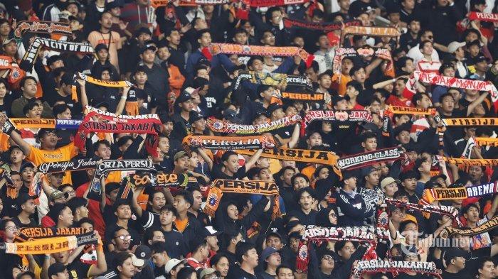 Aksi kreatif The Jakmania menampilkan koreografi pada pertandingan liga 1 Persija Jakarta melawan Persebaya di Stadion Utama Gelora Bung Karno (SUGBK), Minggu (30/7/2023). Persija Jakarta berhasil memenangkan pertandingan dengan skor tipis 1-0.
