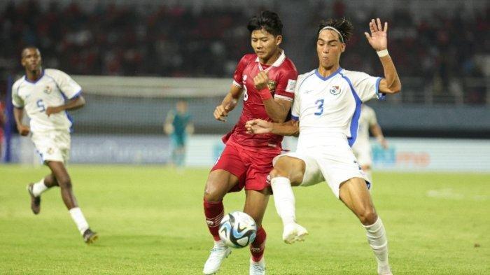 Aksi pemain Timnas Indonesia Arkhan Kaka, saat pertandingan Panama di Stadion Gelora Bung Tomo, Surabaya pada pertandingan fase Grup A Piala Dunia U17 2023, Senin (13/11/2023).