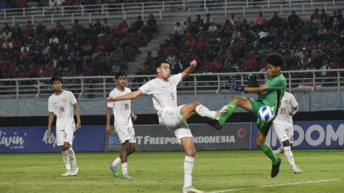 Aksi penyerang Timnas Indonesia, Jens Raven saat melawan Timor Leste pada pertandingan fase grup Piala AFF U19 2024 di Stadion Gelora Bung Tomo, Surabaya, Selasa (23/2024) malam WIB.