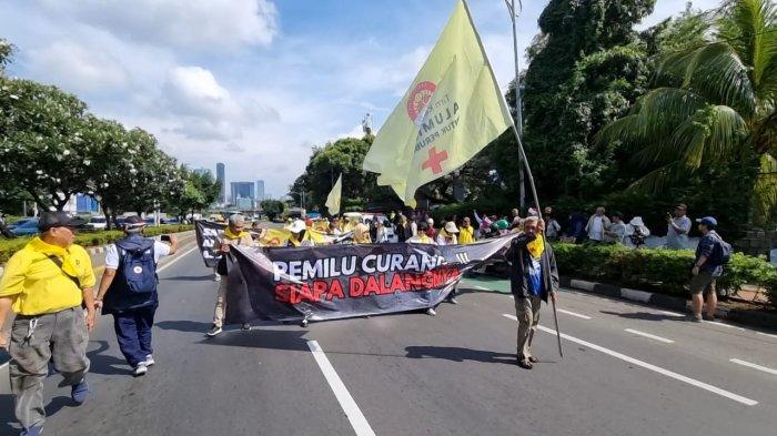Aksi tolak Pemilu curang kali ini, Jumat (1/3/2024) digelar di depan Gedung DPR RI.