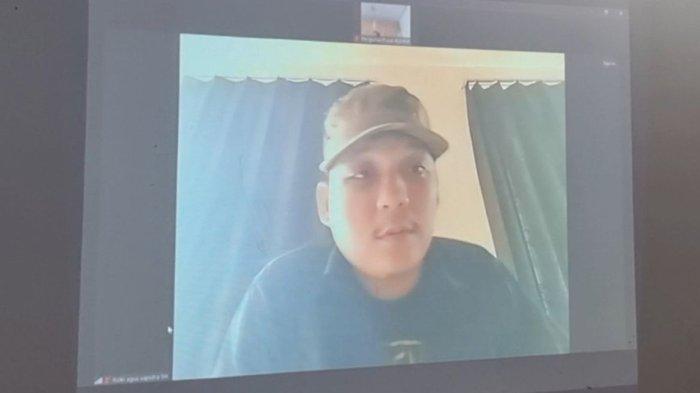 Aktivis Pengurus Pusat (PP) Kesatuan Aksi Mahasiswa Muslim Indonesia (KAMMI) bernama Rizki Agus Saputra (26) yang dihadirkan secara daring dalam jumpa pers di kawasan Tebet Timur, Tebet, Jakarta Selatan, Minggu (17/12/2023).