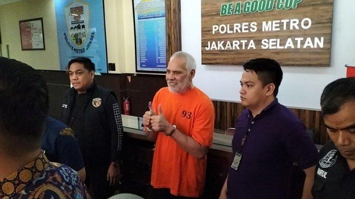 Aktor senior Pierre Gruno selaku tahanan kasus penganiayaan ditampilkan oleh penyidik dalam jumpa pers di Polres Metro Jakarta Selatan,  Kebayoran Baru,  Jakarta Selatan,  Jumat (14/7/2023).