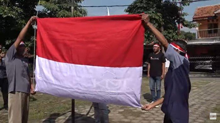 Aldi, Ismail dan Adi, saksi pembela terpidana kasus Vina Cirebon melaksanakan upacara kemerdekaan. (1)