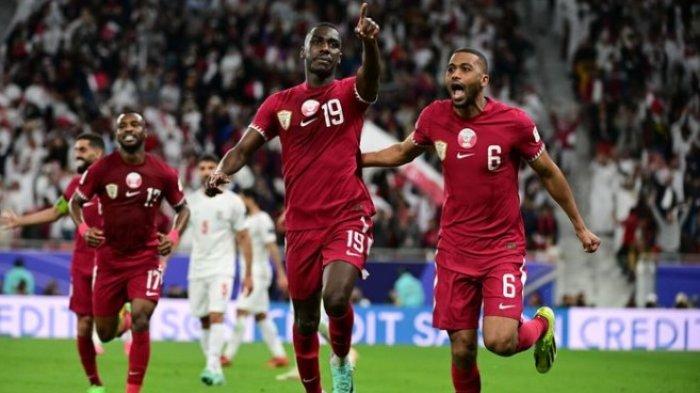 Penyerang Timnas Qatar Almoez Ali dan Abdulaziz Hatem melakukan selebrasi di Piala Asia 2023.