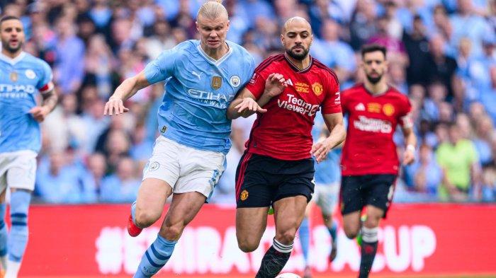 Duel penyerang Manchester City Erling Haaland dengan gelandang Manchester United Sofyan Amrabat.