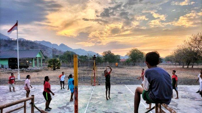Anak-anak muda bermain voli di lapangan yang berada di area Pos Lintas Batas Negara (PLBN) Wini, Insana Utara, Timor Tengah Utara, Nusa Tenggara Barat, Kamis (16/11/2023).