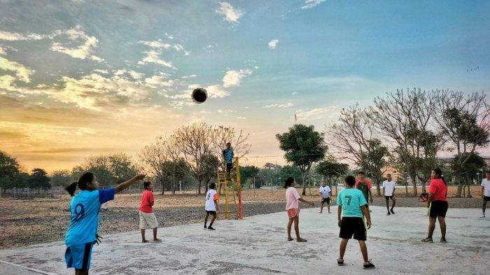 Anak-anak muda bermain voli di lapangan yang berada di area Pos Lintas Batas Negara (PLBN) Wini, Insana Utara, Timor Tengah Utara, Nusa Tenggara Barat, Kamis (16/11/2023).
