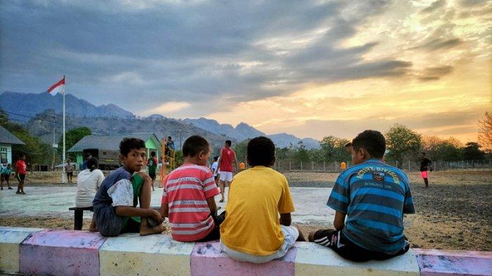 Anak-anak muda bermain voli di lapangan yang berada di area Pos Lintas Batas Negara (PLBN) Wini, Insana Utara, Timor Tengah Utara, Nusa Tenggara Barat, Kamis (16/11/2023).