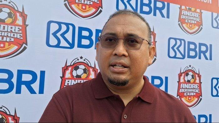 Penasehat Tim Semen Padang FC, Andre Rosiade saat diwawancarai usai pembukaan turnamen usia dini Andre Rosiade Cup di ASIOP Training Ground, Sentul, Bogor, Sabtu (28/6/2025).