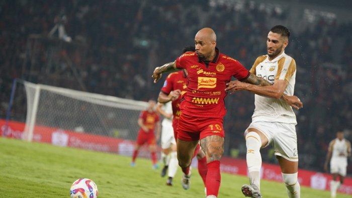 Penyerang Persija Jakarta, Gustavo Almeida berusaha melewati hadangan bek Dewa United, Angelo Meneses.