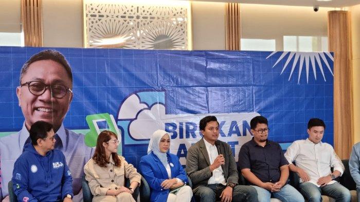 Anggara Wicitra Sostroamidjojo (pegang mikrofon) dan Idris Ahmad (berkacamata). Keduanya adalah eks Anggota DPRD fraksi PSI yang kini sama-sama memutuskan bergabung ke PAN.