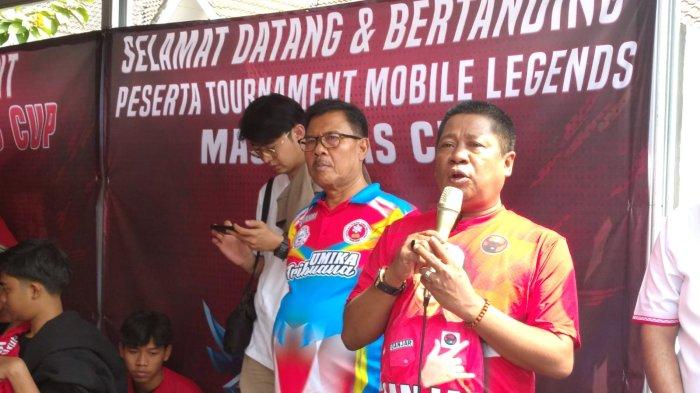 Anggota DPRD Provinsi Jawa Barat sekaligus Caleg DPR RI dapil Jawa Barat VII Waras Wasisto saat membuka turnamen Mobile Legend untuk pemilih pemula bertajuk Mas Waras Cup di Jalan Dahlia Raya, di Kemang Pratama, Bekasi pada Minggu (8/10/2023). 