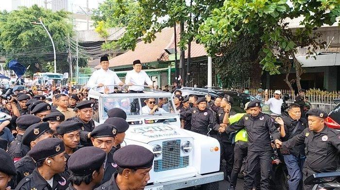 Pasangan bakal calon presiden dan wakil presiden Anies Baswedan dan Muhaimin Iskandar alias Cak Imin datang ke gedung KPU menggunakan kendaraan Land Rover