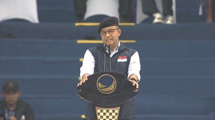Bakal capres Koalisi Perubahan untuk Persatuan, Anies Baswedan, memberikan pidato dalam Apel Siaga Perubahan Partai NasDem di SUGBK, Minggu (16/7/2023).