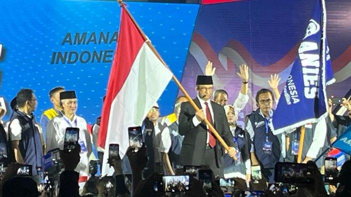 Bakal calon presiden dari Koalisi Perubahan Anies Baswedan memegang bendera Indonesia saat menghadiri deklarasi relawannya di Tennis Indoor Senayan, Tanah Abang, Jakarta Pusat, Minggu (8/5/2023).