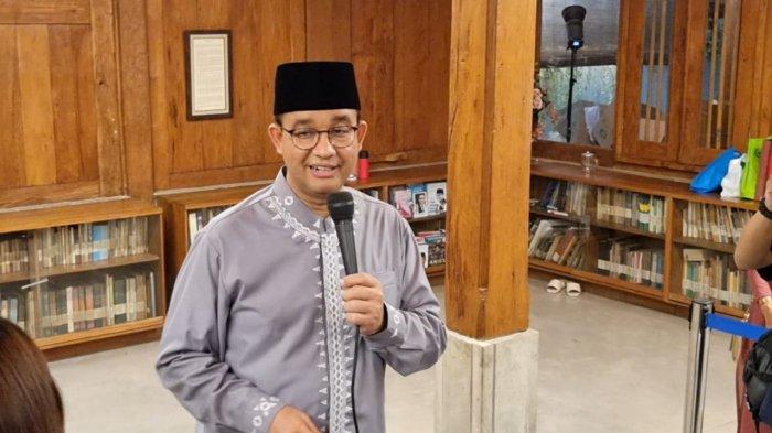 Anies Baswedan saat menggelar open house Lebaran pertama di kediamannya di Lebak Bulus, Jakarta Selatan, Rabu (10/4/2024).