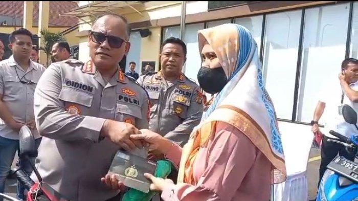 Anita (kanan) menerima kembali motornya yang sebelumnya digasak maling di wilayah Koja, Jakarta Utara.