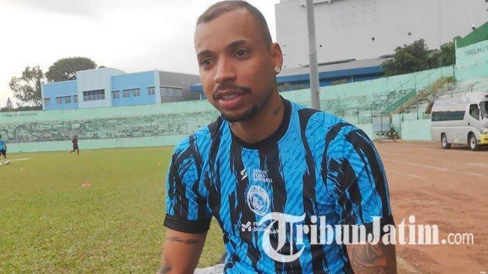 Arema FC secara resmi merekrut Gustavo Almeida sebagai pemain asing pertama untuk kompetisi Liga 1 2023/2024, Rabu (24/5/2023).