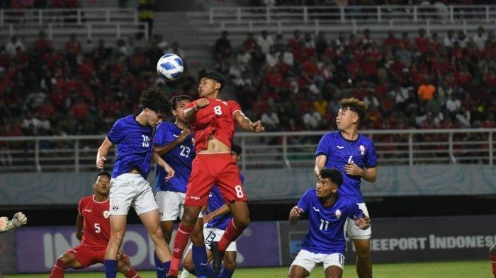 Aksi pemain Timnas Indonesia U19, Arkhan Kaka saat berduel dengan pemain Kamboja di Piala AFF U19 2024, Sabtu (20/7/2024) di Stadion Gelora Bung Tomo, Surabaya, Jawa Timur. Hasil Piala AFF U19 2024, Timnas Indonesia menang 2-0 atas Kamboja.