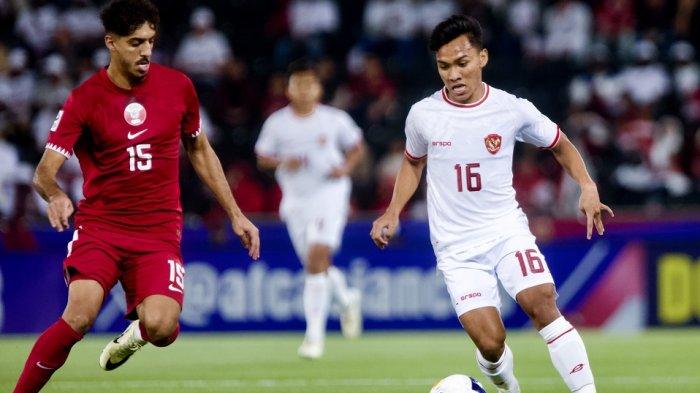 Gelandang Timnas Indonesia U-23, Arkhan Fikri dikawal ketat pemain Qatar di Piala Asia U-23 2024.
