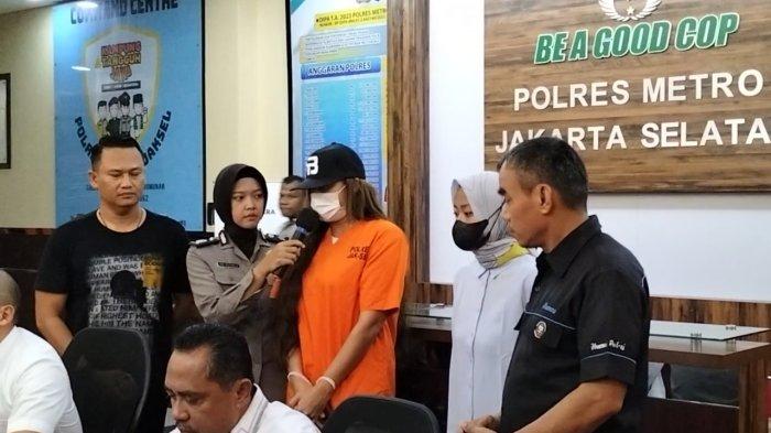 Artis Karenina Anderson berbaju tahanan setelah ditetapkan sebagai tersangka kasus narkoba oleh Polres Metro Jakarta Selatan, Rabu (2/8/2023). (1)