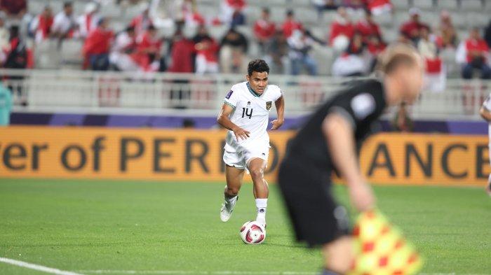 Kapten Timnas Indonesia Asnawi Mangkualam Bahar menggiring bola. Timnas Indonesia berhasil meraih kemenangan 1-0 kontra Vietnam pada laga kedua fase Grup D Piala Asia 2023, Jumat (19/1/2023) malam WIB.