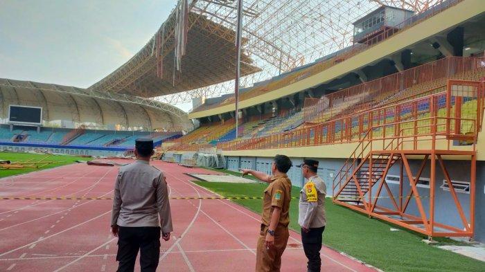 Atap Stadion Wibawa Mukti Kabupaten Bekasi rusak diterjang puting beliung pada Senin (21/10/2024).